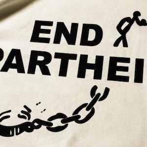 Camiseta "Fin al Apartheid", camiseta inspirada en "Backrooms" de Bobby Franklin, terror espacial liminal. imagen 5