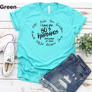 Peut inclure: T-shirt vert d'eau avec le texte "I love the 80's Hairbands because of them" et des noms de groupes en cercle. Comprend une paire de baskets blanches et un short en jean.