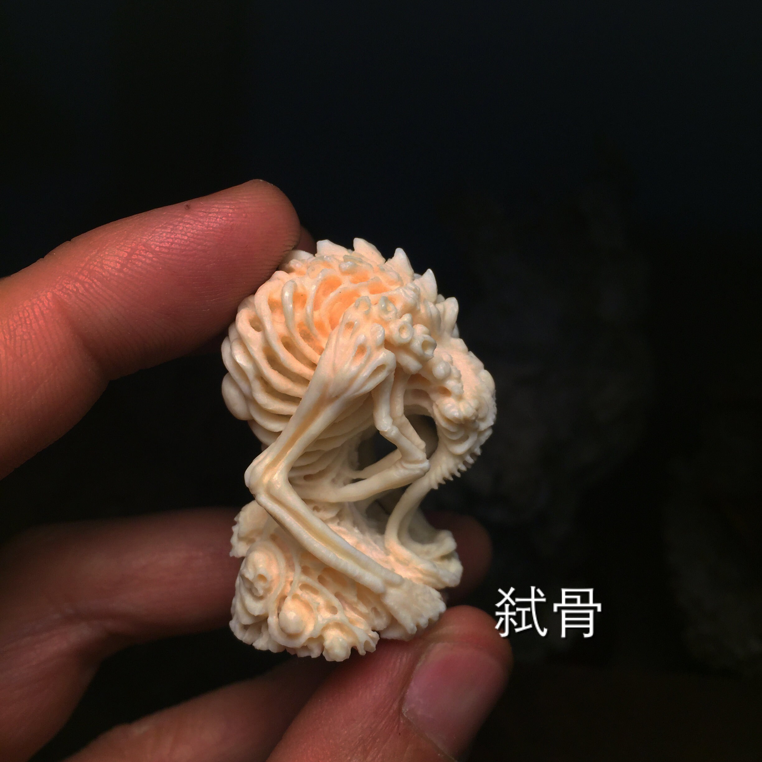 中国美術 白玉 刻猪 根付 置物 5.7cmx3.1cm(HA425) 蔵k070】中国古美術 白玉鳳凰彫 細密彫台付