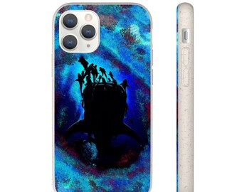Può includere: Una custodia per telefono con un design blu e nero che presenta la silhouette di uno squalo con un gruppo di subacquei che nuotano intorno. Lo sfondo è un motivo blu e nero vorticoso.