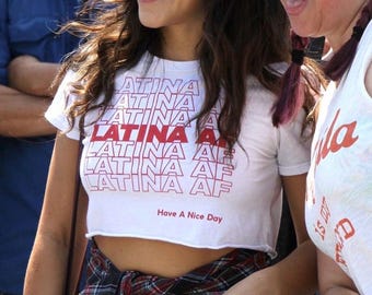 Top corto Latina AF, camiseta gráfica que empodera el orgullo