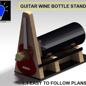 Può includere: Un porta bottiglie di vino in legno a forma di chitarra. Il supporto è in legno marrone chiaro e ha un corpo di chitarra rosso con un manico e delle corde bianche. Il supporto è progettato per tenere una bottiglia di vino in orizzontale. Il testo "GUITAR WINE BOTTLE STAND" è stampato in lettere gialle su sfondo bianco.