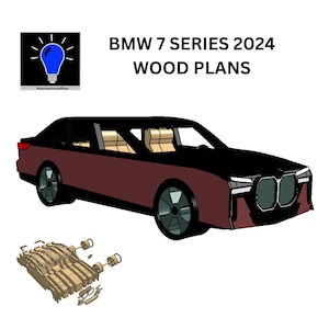 Może przedstawiać: Trójwymiarowy model brązowego BMW serii 7 z 2024 roku z czarnymi akcentami. Samochód znajduje się na białym tle. Obraz zawiera również zestaw drewnianych planów do budowy modelu samochodu.