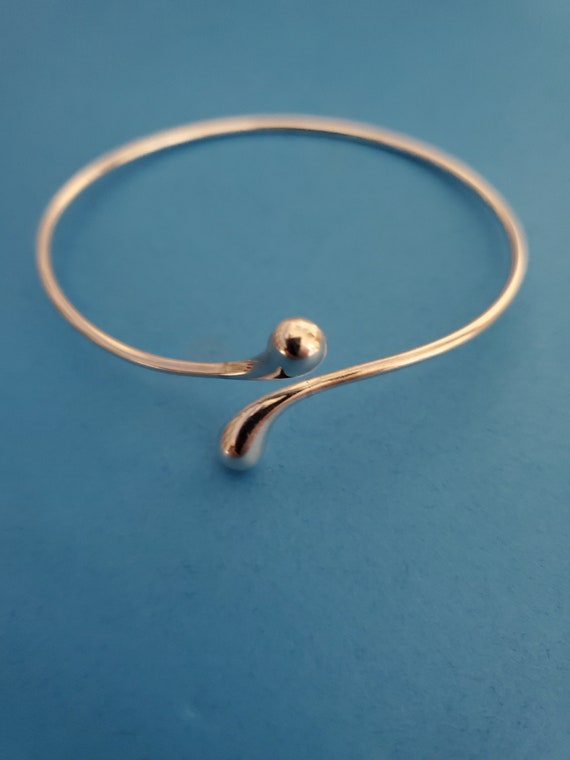 elongated teardrop bangle