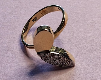 18k Pave Style eclectic Modern 750 Gold and Diamond Ring 4.3 grams Size 6.5