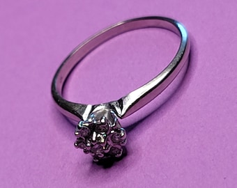 Vintage 10K white gold 7 diamond floral pattern ring 2.1 grams Size 8.5