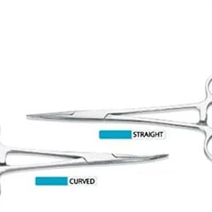 Puede incluir: Dos pinzas quirúrgicas de acero inoxidable, una recta y otra curva. Las pinzas rectas están etiquetadas como "STRAIGHT" en un rectángulo azul, y las pinzas curvas están etiquetadas como "CURVED" en un rectángulo azul. Las pinzas tienen mangos de anillo.