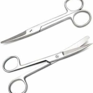 Puede incluir: Dos pares de tijeras quirúrgicas. Un par tiene hojas curvas, el otro tiene hojas rectas. Ambos pares están hechos de metal brillante de color plateado y tienen anillos para los dedos para facilitar su manejo. Las tijeras están diseñadas para uso médico.