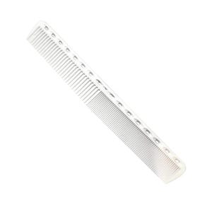 Puede incluir: Un peine de plástico transparente con dientes finos y una serie de agujeros a lo largo del lomo. El peine está en ángulo diagonal sobre un fondo blanco, mostrando su diseño. Para peinar el cabello.