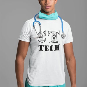 Puede incluir: Una camiseta blanca con el texto "CT TECH" en letras negras. Las letras "C" y "T" están estilizadas con símbolos médicos, incluyendo un cerebro, un corazón, pulmones y un estetoscopio. La persona que lleva la camiseta lleva una gorra quirúrgica azul claro y una mascarilla quirúrgica azul claro.