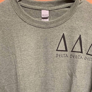 Camiseta personalizable con letras griegas
