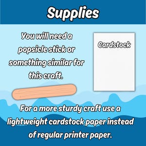 Op de afbeelding: Een lichtblauwe afbeelding met de kop Supplies. Het bevat tekstinstructies voor een knutselwerkje, een lichtbruin houten ijsstokje en een wit rechthoekig stuk papier met het label Cardstock. De tekst adviseert het gebruik van karton.