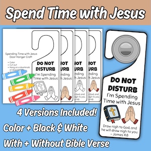 Op de afbeelding: Een set printbare deurhangers met de tekst DO NOT DISTURB I'm Spending Time with Jesus, een illustratie van een bijbel en biddende handen. Het ontwerp bevat vier versies met en zonder het bijbelvers James 4:8.