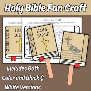 Può includere: Un kit per il fai da te di un ventaglio a forma di Bibbia stampabile, con copertina color sabbia, una croce gialla e un segnalibro rosso. Il design include il testo Holy Bible e il Salmo 119:105, con un bastoncino di legno come impugnatura.