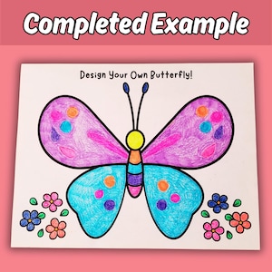 K&ouml;nnte beinhalten: Ein wei&szlig;es Blatt Papier mit dem Text Design Your Own Butterfly! oben. Eine zentrale Schmetterlingsillustration hat violette obere Fl&uuml;gel und blaue untere Fl&uuml;gel, die mit bunten Kreisen verziert sind. Kleine Blumen umgeben den Schmetterling.