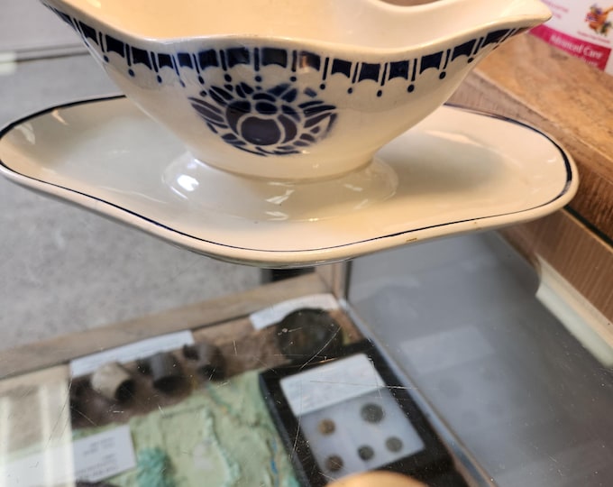 Beautiful Flow Blue Gravy Boat In Excellent Condition