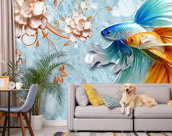 Könnte beinhalten: Ein graues Sofa mit einem Golden Retriever, der darauf liegt. Das Sofa steht vor einer Wand mit einem blauen und weißen Marmormuster und einem 3D-Blumendesign. Zwei Fische, einer blau und einer orange, sind an die Wand gemalt.