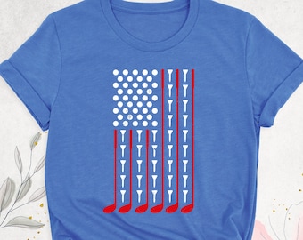 Könnte beinhalten: Ein königsblaues T-Shirt mit einer weißen und roten Grafik eines Golf-Flags. Die Flagge besteht aus Golfbällen, Golf-Tees und Golfschlägern.