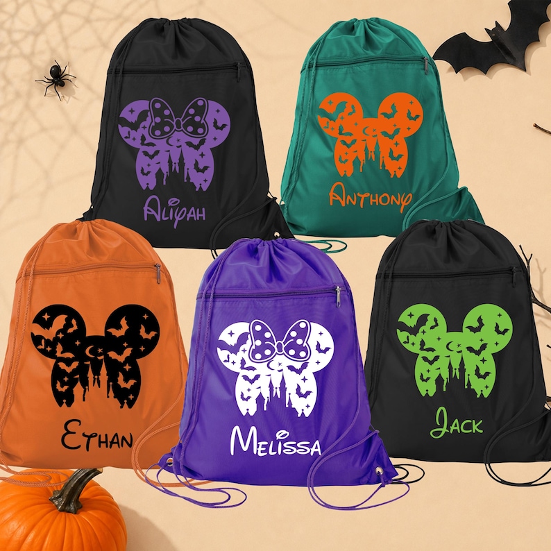 Pu&ograve; includere: Cinque zaini con coulisse in nero, verde, arancione e viola. Ogni borsa presenta una tasca frontale con cerniera e una grafica a forma di sagoma di topo riempita di pipistrelli e un castello. Sono stampati i nomi Aliyah, Anthony, Ethan, Melissa e Jack.