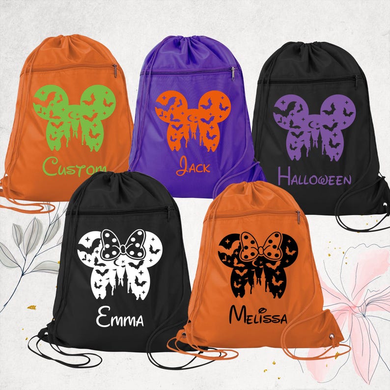 Pu&ograve; includere: Cinque zaini con coulisse in arancione, viola e nero. Ogni borsa presenta una grafica con la sagoma di orecchie di topo riempita di pipistrelli, stelle e un castello. Le borse sono personalizzate con i nomi Custom, Jack, Halloween, Emma e Melissa.