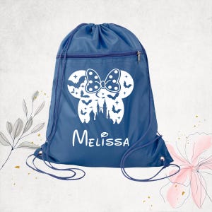 Pu&ograve; includere: Uno zaino con coulisse blu con una grafica bianca di una silhouette a forma di topo con un fiocco a pois, pipistrelli e un castello. Il nome "Melissa" &egrave; stampato in bianco sotto la grafica. La borsa include una tasca orizzontale con cerniera.