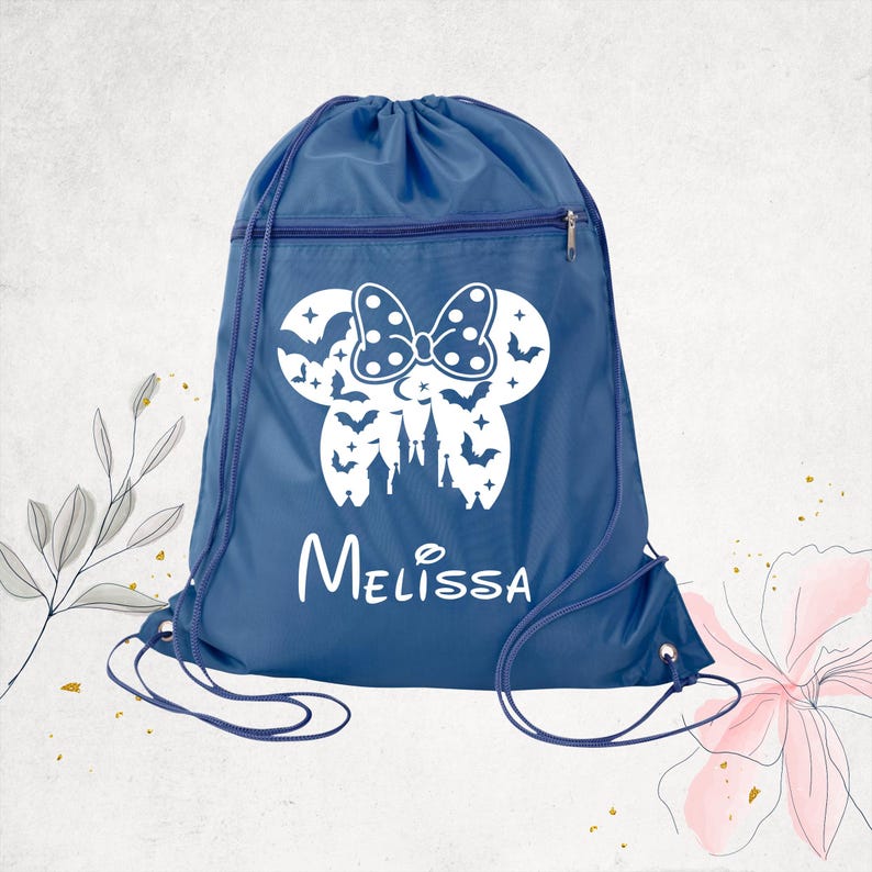 Pu&ograve; includere: Uno zaino con coulisse blu con una grafica bianca di una silhouette a forma di topo con un fiocco a pois, pipistrelli e un castello. Il nome "Melissa" &egrave; stampato in bianco sotto la grafica. La borsa include una tasca orizzontale con cerniera.