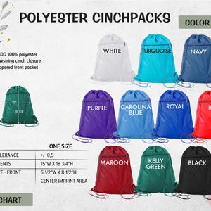 Pu&ograve; includere: Una tabella colori di zaini a sacco in poliestere con chiusura a coulisse e tasca frontale con zip. Disponibili in bianco, turchese, blu navy, viola, blu carolina, blu reale, rosso, bordeaux, verde kelly e nero. Dimensioni: 38,1 cm per 47,6 cm.