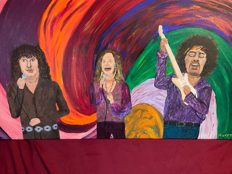 Op de afbeelding: Een schilderij van drie muzikanten die op een podium optreden. De muzikanten zijn een vrouw met lang bruin haar die in een microfoon zingt, een man met lang bruin haar die in een microfoon zingt en een man met lang krullend bruin haar die elektrische gitaar speelt. De achtergrond is een wervelend abstract ontwerp in tinten paars, oranje, groen en roze.