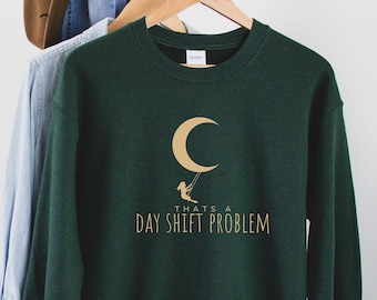 Nachtschicht Sweatshirt | Day Shift Problem Shirt | Lustiges Krankenschwester Tshirt | RN Graduierung | Krankenschwester Geschenk | Rundhalsausschnitt zum Stillen