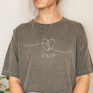 FNP Krankenschwester Shirt | FNP Familie Krankenschwester Praktizierende | Lebensnotwend | Neue Krankenschwester Abitur Geschenk | Comfort Color Krankenschwester Shirt