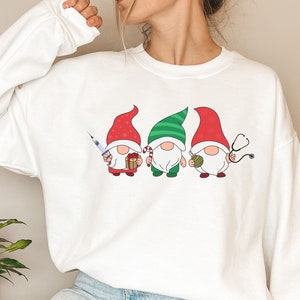 Pull de Noël infirmière, chandail de Noël infirmier moche, sweat-shirt infirmière de Noël, sweat-shirt de Noël Gnome, adjoint au médecin