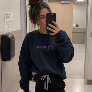 Night Shift Girly geborduurd sweatshirt, cadeau nachtploeg verpleegkundige, CNA-sweatshirt, ER Tech Gift, gezondheidswerker ronde hals, RN afstuderen