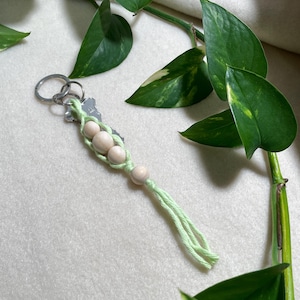 Llavero con cuentas de madera, borla, accesorio, hilo de algodón, llaves de coche, bolso, cartera, recuerdo de fiesta, regalo hecho a pedido, verde brillante