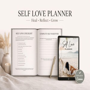 Könnte beinhalten: Ein Selbstliebe-Planer mit dem Text "Self Love Planner" und den Worten "Heal, Reflect, Grow". Der Planer ist zu einer Checkliste und einem kompletten Makeover-Bereich geöffnet. Ein Tablet zeigt das Cover des Planers an. Ein goldener Stift liegt auf den offenen Seiten.