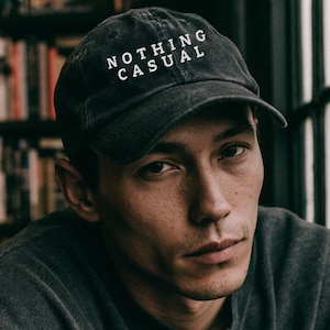 Czapka z haftem Nothing Casual | Czarna czapka z daszkiem w stylu vintage | Czapka dla miłośnika literatury | Romantyczny prezent | Zniszczona czapka baseballowa