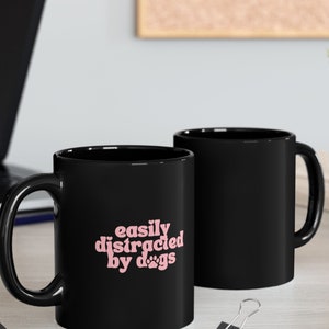 Taza negra (11 oz) que se distrae fácilmente con los perros, adoptame, mamá rescatada, taza para amantes de los perros, linda taza para perros, amo a los perros, lo siento, llego tarde, vi un perro.