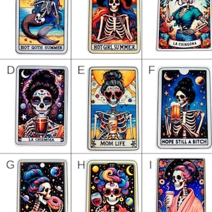 Könnte beinhalten: Neun bunte Tarotkarten mit einem Skelett in verschiedenen Outfits und Accessoires. Die Karten haben einen weißen Rand und sind mit Text bedruckt. Der Text auf den Karten lautet "Hot Goth Summer", "Hot Girl Summer", "La Chingona", "La Chismosa", "Mom Life", "Nope Still A Bitch", "Donut Dynamo", "The Mom" und "The Mom".