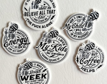 Pingentes de bolsa divertidos e atrevidos com esqueletos Bogg | Bogg bit, pingentes de borracha para sacolas, etiquetas de bolsa sarcásticas, atrevidas e espirituosas Gibbits