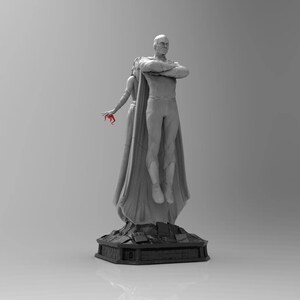 Op de afbeelding: Een grijs en wit beeld van een superheldenpaar dat op een zwarte basis staat. De mannelijke figuur draagt een cape en heeft zijn armen gekruist. De vrouwelijke figuur draagt een cape en heeft haar hand uitgestoken.