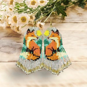 Handpärlgjorda örhängen, rävporträttörhängen, rödrävörhängen, långa fransörhängen med seed bead, skyddande örhängen, boho stil.
