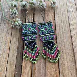 Brincos de miçangas à mão, brincos coloridos, brincos de franjas de miçangas, brincos de padrão nativo tradicional, estilo boho.