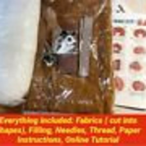 Pu&ograve; includere: Un kit di cucito in tessuto marrone. Il kit include tessuto, imbottitura, filo, istruzioni cartacee e un tutorial online. Tutto ci&ograve; di cui hai bisogno per completare il progetto &egrave; incluso.