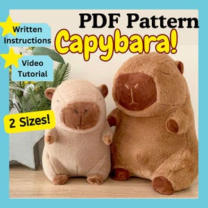 Op de afbeelding: Twee pluche capybara-speelgoed in lichtbruine en bruine tinten. De grotere capybara zit, terwijl de kleinere rechtop staat. De afbeelding bevat de tekst "PDF Pattern Capybara!" en "2 Sizes!" met instructies en video-tutorial.