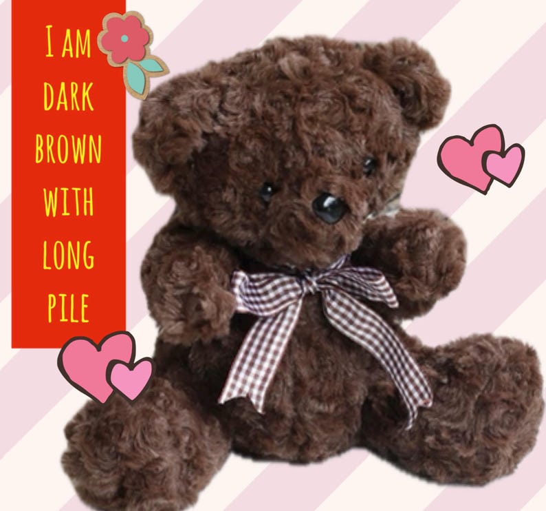 Pu&ograve; includere: Un orsacchiotto marrone scuro con pelliccia lunga e soffice. L'orso indossa un nastro a quadri marrone e bianco intorno al collo. L'orso &egrave; seduto su uno sfondo a strisce rosa e bianche.