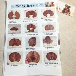 Pu&ograve; includere: Una guida passo passo per realizzare un orsacchiotto. Le istruzioni sono illustrate con diagrammi che mostrano come cucire i pezzi insieme. Il testo include le parole "Teddy Bear DIY" e "P.1".