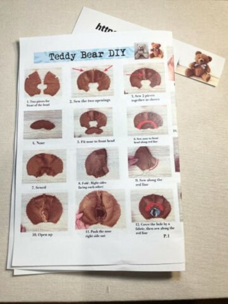 Pu&ograve; includere: Una guida passo passo per realizzare un orsacchiotto. Le istruzioni sono illustrate con diagrammi che mostrano come cucire i pezzi insieme. Il testo include le parole "Teddy Bear DIY" e "P.1".