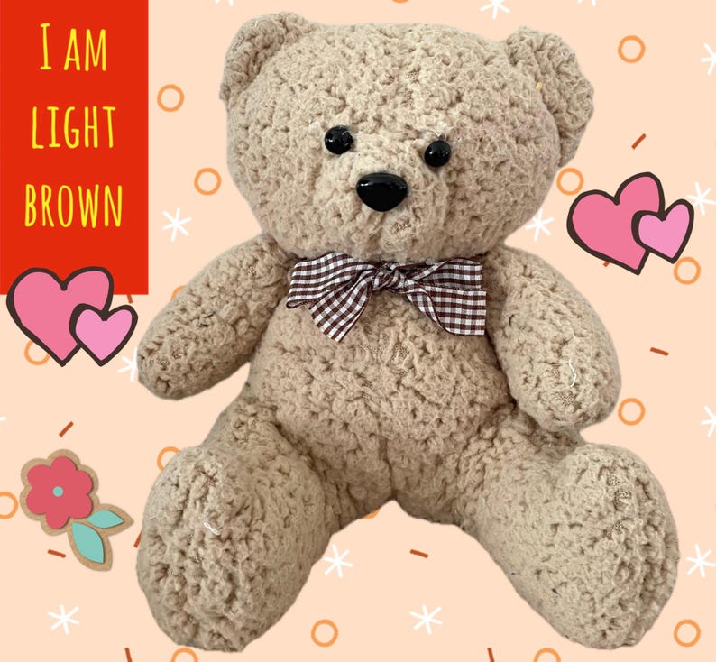 Pu&ograve; includere: Un orsacchiotto di peluche marrone chiaro con un fiocco a scacchi. L'orso &egrave; seduto su uno sfondo rosa e bianco con cuori e stelle.