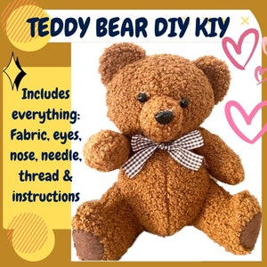 Pu&ograve; includere: Un kit fai-da-te per cucire un orsacchiotto marrone. Il kit include tutto ci&ograve; di cui hai bisogno per creare il tuo orsacchiotto, tra cui tessuto, occhi, naso, ago, filo e istruzioni.  TEDDY BEAR DIY KIY &egrave; scritto nella parte superiore dell'immagine.
