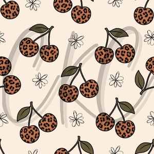 Può includere: Un motivo ripetuto di ciliegie con un design a stampa leopardata. Le ciliegie sono marroni con macchie nere e hanno foglie verdi. Fiori bianchi e uno sfondo beige chiaro completano il design.
