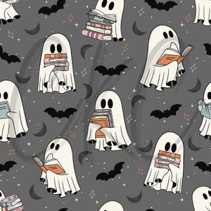 Peut inclure: Motif répété de fantômes de dessins animés tenant et lisant des livres. Les fantômes sont blancs avec des yeux ovales noirs, sur un fond gris foncé avec des chauves-souris, des étoiles et des croissants de lune. Les livres sont de couleurs variées.